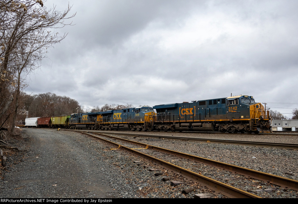 CSX 3142 leads M424 into West Springfield Yard